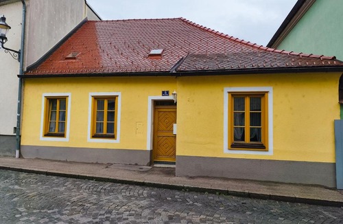 Melk House | Altstadthaus Marille mit Innenhofterrasse