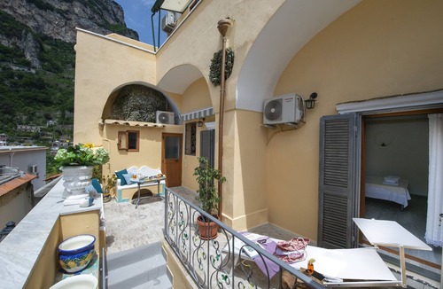 Liparlati Ski Chalet | AMORE RENTALS - Casa Barbera B with Private Terrace and Air Conditioning