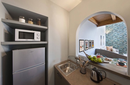 Sorrento City Centre Ski Chalet | AMORE RENTALS - Casa La Maisonette with Air Conditioning, Balcony and Internet WI-FI
