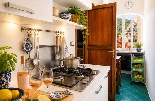 Positano City Centre Ski Chalet | AMORE RENTALS - Casa Raffi with Sea View on Positano’s Spiaggia Grande