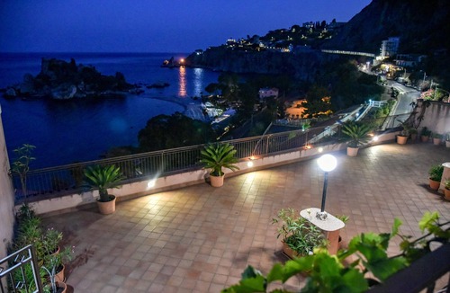 Mazzaro Apartment | Ampio e Panoramico Appartamento a due Passi dal Mare, Vista Unica su Isolabella
