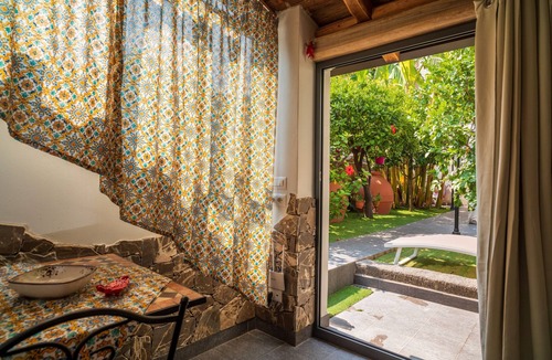 Fiumefreddo di Sicilia Apartment | Apartment 'A Ugghia' with Private Garden, Wi-Fi and Air Conditioning
