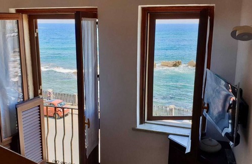 Ortigia Apartment | Apartment "Aphrodite" with terrace and sea view.