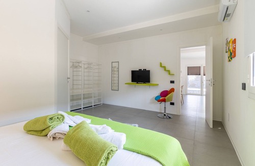 Scoglitti Apartment | Apartment 'Appartamento Melanzana' with Shared Pool, Wi-Fi and Air Conditioning