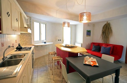 Marina di Ragusa Apartment | Apartment 'Athena In Villa' with Shared Pool, Wi-Fi and Air Conditioning