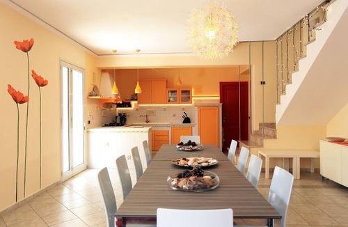 Marina di Ragusa Apartment | Apartment 'Athena In Villa' with Shared Pool, Wi-Fi and Air Conditioning