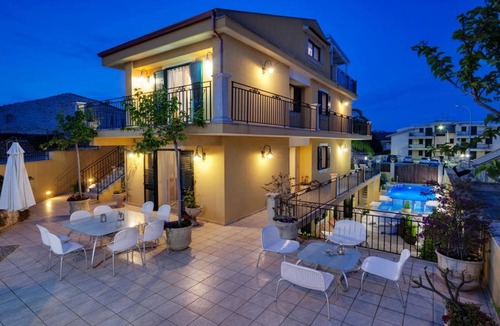 Marina di Ragusa Apartment | Apartment 'Athena In Villa' with Shared Pool, Wi-Fi and Air Conditioning