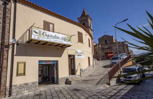 San Marco d'Alunzio Villa | Apartment "Casa d'Alunzio - 1" with Sea View, Balcony & Wi-Fi