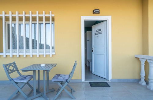 Contrada Pantano d'Arci Apartment | Apartment 'Camera 01 Con Balcone - Terrazza' with Mountain View, Wi-Fi and Air Conditioning