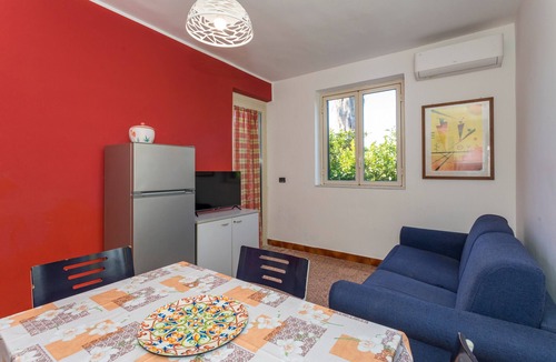 Scillichenti Apartment | Apartment 'Casa Dell'Eucalyptus - Girasole Blu' with Mountain View, Wi-Fi and Air Conditioning