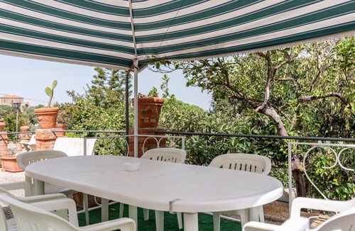 Licata Apartment | Apartment 'Casa Leonardo' with Shared Terrace, Private Garden and Air Conditioning