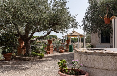Licata Apartment | Apartment 'Casa Leonardo' with Shared Terrace, Private Garden and Air Conditioning