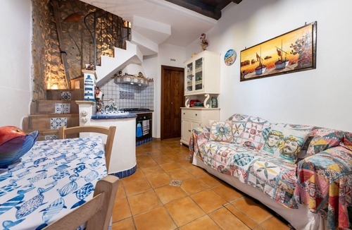 Porticello Apartment | Apartment 'Casa Margherita' with Wi-Fi and Air Conditioning
