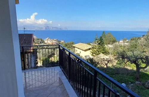 Aspra Apartment | Apartment 'Casa Mongerbino' with Sea View, Wi-Fi and Air Conditioning