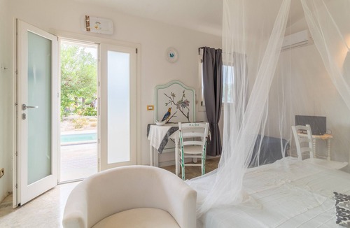 Isola Apartment | Apartment 'Depandance Pat' with Sea View, Shared Pool and Air Conditioning