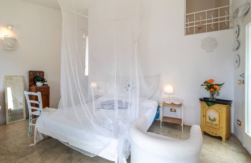 Isola Apartment | Apartment 'Depandance Pat' with Sea View, Shared Pool and Air Conditioning