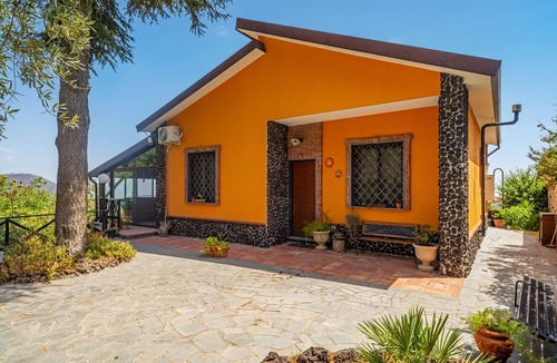 Belpasso Apartment | Apartment 'Etna Family' with Sea View, Wi-Fi and Air Conditioning