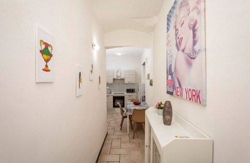 Borgo-Sanzio Apartment | Apartment 'Giulia's Home - Borgo' with Private Terrace, Wi-Fi and Air Conditioning