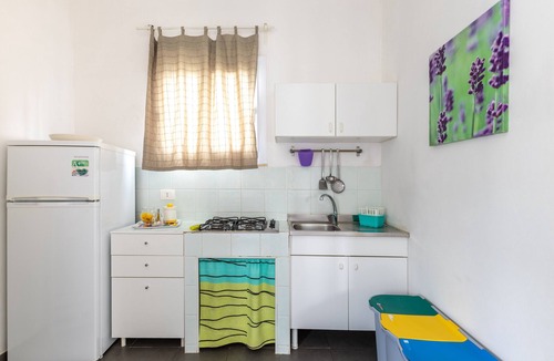 Punta Braccetto Apartment | Apartment 'Ibiscus' with Private Terrace, Wi-Fi and Air Conditioning