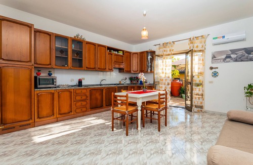 Fondachello Apartment | Apartment 'Il Giardino Delle Ninfe' with Mountain View, Wi-Fi and Air Conditioning
