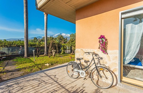 Fondachello Apartment | Apartment 'Il Giardino Delle Ninfe' with Mountain View, Wi-Fi and Air Conditioning