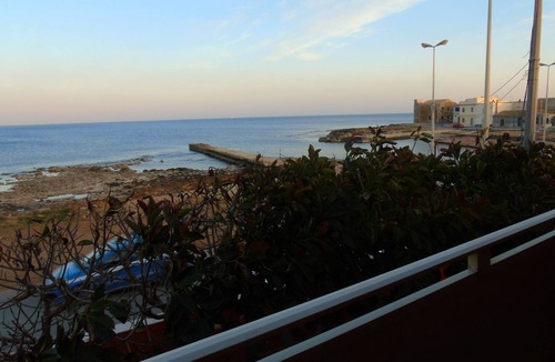 Calabernardo Apartment | Apartment in a villa facing the sea in Noto Marina