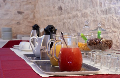Modica Apartment | Apartment 'In Villa Con Vista' with Shared Pool, Wi-Fi and Air Conditioning