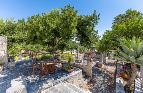 Modica Apartment | Apartment 'In Villa Con Vista' with Shared Pool, Wi-Fi and Air Conditioning