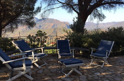 Castelbuono Villa | Apartment in villa with air-conditioned pool