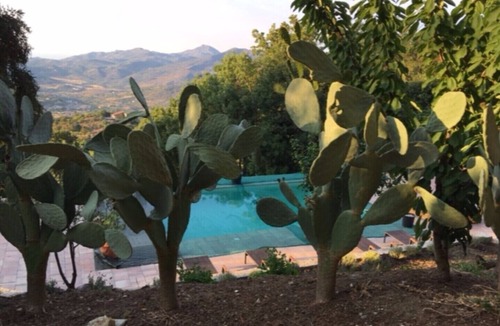 Castelbuono Villa | Apartment in villa with air-conditioned pool