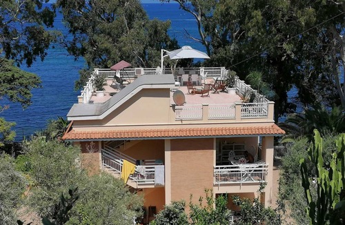 Trabia Apartment | Apartment in villa a few steps from the sea