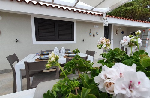Gallina Apartment | Apartment in villa a stone's throw from the sea Up