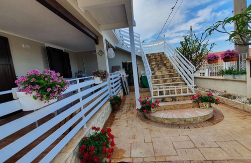 Gallina Apartment | Apartment in villa a stone's throw from the sea Up