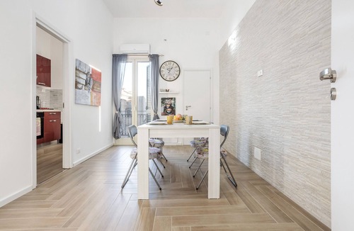 Corso dei Mille - Sant'Erasmo Apartment | Apartment 'L'Incanto - Central Station' with Wi-Fi and Air Conditioning
