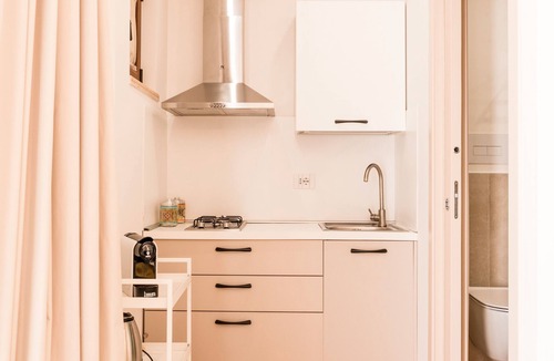 Montallegro Apartment | Apartment 'Le 3 Rose - Damasco' with Lake View, Wi-Fi and Air Conditioning