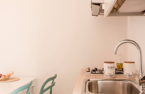 Montallegro Apartment | Apartment 'Le 3 Rose - Tea' with Lake View, Wi-Fi and Air Conditioning