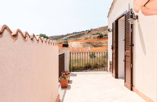Montallegro Apartment | Apartment 'Le 3 Rose - Tea' with Lake View, Wi-Fi and Air Conditioning