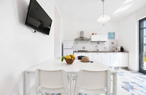 Mattinata Apartment | Apartment 'Le Case Di Chri' with Wi-Fi and Air Conditioning