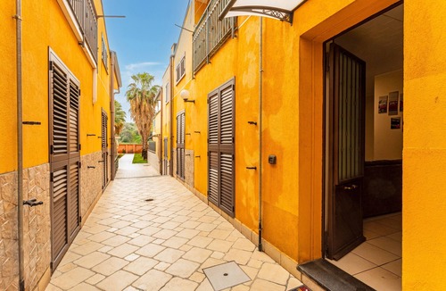 Monte Po-Nesima-San Leone-Rapisardi Apartment | Apartment 'Le Palme' with Shared Garden, Wi-Fi and Air Conditioning