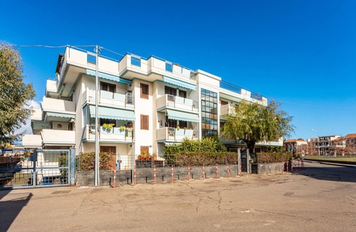 Fondachello Apartment | Apartment 'Le Piramidi House' with Shared Pool, Wi-Fi and Air Conditioning
