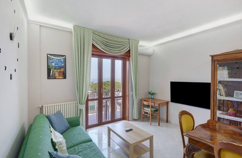 Torre del Greco Apartment | Apartment 'Le Stelle Di Zia Pina' with Sea View, Wi-Fi and Air Conditioning