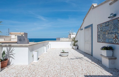 Isola delle Femmine Apartment | Apartment 'Matilde' with Shared Terrace, Wi-Fi and Air Conditioning