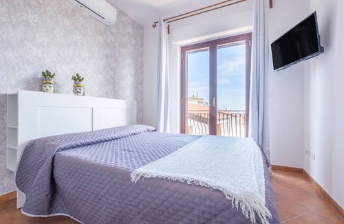 Chianchitta-Trappitello Apartment | Apartment 'Medusa' with Balcony, Wi-Fi and Air Conditioning