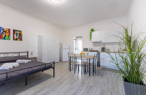 Comiso Apartment | Apartment 'Monolocale In Villa Con Piscina' with Mountain View, Shared Pool and Wi-Fi