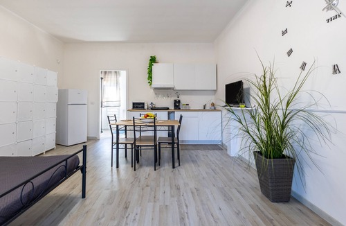 Comiso Apartment | Apartment 'Monolocale In Villa Con Piscina' with Mountain View, Shared Pool and Wi-Fi