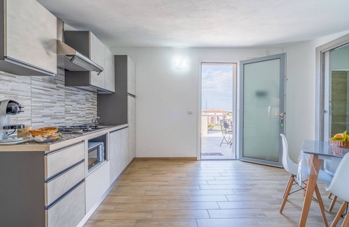 Fontane Bianche Apartment | Apartment 'Nord In Villa Sele' with Shared Pool, Wi-Fi and Air Conditioning