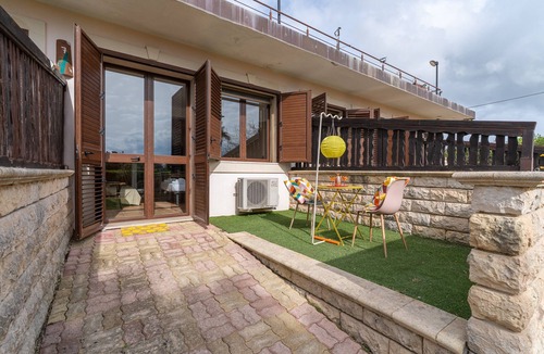 Arenella Apartment | Apartment 'Pathos Retreat Mandorlo' with Shared Pool, Wi-Fi and Air Conditioning