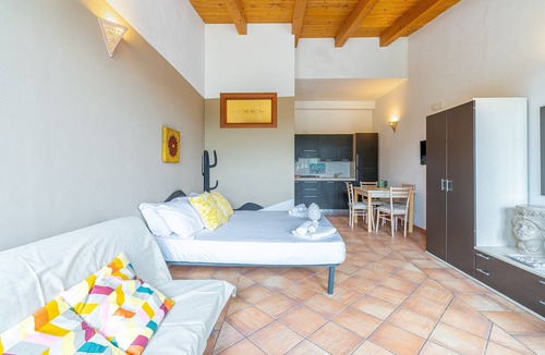 Arenella Apartment | Apartment 'Pathos Retreat Carrubbo' with Shared Pool, Wi-Fi and Air Conditioning