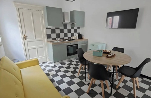 Santa Lucia Apartment | Apartment 'Petros' with Balcony, Wi-Fi and Air Conditioning
