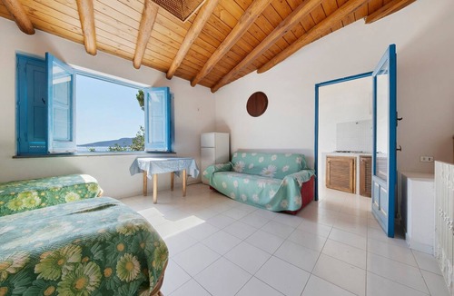 Lingua Apartment | Apartment 'Quadara - Sul Rifugio' with Sea View, Private Terrace and Shared Garden